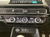 【左右独立オートエアコン】左右席で独立温度コントロールが可能です。運転席はキンキンに冷やして助手席はマイルドにと言った設定が可能です☆暑さ寒さでケンカすることもなくなりますね♪