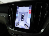 360&deg;ビューカメラは駐車枠や周囲の車両との位置関係が一目瞭然で駐車をサポートしてくれるだけでなく、車両直近の死角を減らして安全性を高める装備。ステアリング切り角に連動した進路予測線も表示されます。