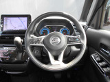 ステアリングハンドルです。オーディオコントロールスイッチが付いて運転中でも手元でオーディオの操作が出来て便利ですよ。