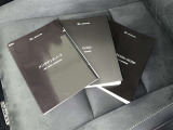メンテナンスノート、取扱説明書です。 その車の整備記録が事細やかに記録されています。 車が生まれてから今までどのような道を歩んできたのか判るとても重要な物ですよ。