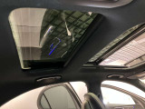 パノラミックルーフで明るい車内と開放感あるドライブをお楽しみいただけます。