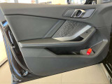 BMWの分厚いドアは、もしもの時にも搭乗者を守ってくれます。