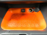 前席USBソケット(TypeA)でスマホの音声を車内でお楽しみ頂けます!