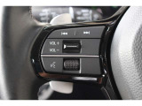 ハンドル左部分でオーディオ操作が可能。そのため、運転中でも目線をずらさずに安全運転♪スマートフォンを接続してハンズフリー通話も可能です。
