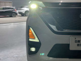 夜間走行の様々な局面に対し、LEDヘッドランプで視認性をしっかり確保。ハロゲンヘッドランプのおおよそ2倍の光量で、広範囲に明るくドライバーをサポートしてくれます。