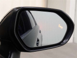 隣車線を走る車両をレーダーで検知し、ドアミラーでは確認しにくい後側方エリアに存在する車両に加え、急接近してくる車両も検知します。車両を検知するとドアミラーに搭載されたLEDインジケーターが点灯します。