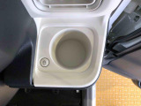 便利なドリンクホルダーが付いています。