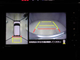 パノラミックビューモニターを装備。駐車場や交差点でクルマを真上から見るように周囲を確認できます。機能の詳細は販売店スタッフまでおたずねください。