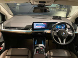 BMW最新世代のカーブドディスプレイを採用した先進的なコックピット。メーターパネルとセンターディスプレイが一体化した未来的なインテリアデザインです。