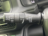 運転の邪魔にならない場所に配置されたワイパーレバーは、雨天時にもスムーズな視界確保を可能にします。操作も簡単で、誰でも使いこなせるでしょう。