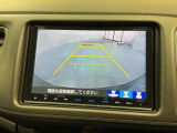 リバースギアに入れるだけで後方の表示へ切り替わります。夜間や雨の日の駐車も楽になりますよ。