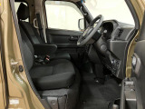 ベンチシート形状で足元も含め広々ゆったり座っていただけます。運転席側に装備してますセンターアームレストを利用頂くとセパレートしてリラックス、ベンチにして開放的に2タイプお好みに合わせ使えます。
