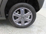 車両のデザインにマッチした純正アルミホイールを装着しています。