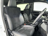 高いホールド性で運転姿勢が安定します。長距離ドライブでも疲れにくいのが魅力です。快適なドライビングライフをお送りください♪