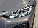 【LEDヘッドライト】先進のLEDテクノロジーを採用。放射される白色光の周波特性は太陽光に近く、バイキセノン・ヘッドライトを上回るコントラストで更に明るく輝きます!