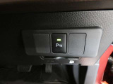 コーナーセンサーを車の前後に装備。障害物までの距離に応じて警告音を変えてお知らせ。縦列駐車時や駐車場・車庫などでの取り回しをサポートします。詳細は販売店スタッフまでおたずねください。