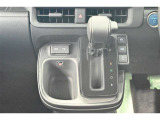 ハイブリッドカーですが運転操作は普通の車と変わりませんのでご安心ください。操作方法はスタッフが説明いたしますのでお気軽にご質問ください