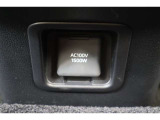 100V・1500W電源を装備。PC等の電気製品に対応し、走行中にも使用できます。アウトドアでも活躍しますし、停電などの非常時には電源としても使える便利な装備です。ラゲージスペースにも装備しています。