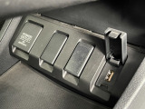 【USB】ナビ連動USBソケット。スマホなどの音楽データの再生にご利用いただけます。