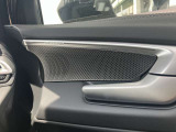 バング&オルフセン3Dサウンドシステムのスピーカーで音楽を楽しめば、心地よいサウンド、そして臨場感を車内に運んでくれるでしょう