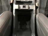 便利な収納スペースの助手席グローボックスです。小物もたくさん収納できます。