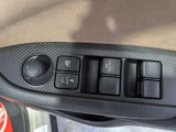 パワーウィンドウのスイッチですよ。運転席に居ながら窓を開け閉めのコントロールできます。