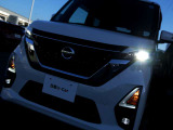 アダプティブLEDヘッドライトシステムは、照射パターンを変化させて対向車や先行車が眩しくならないようにハイビームをキープすることで、良好な視界を確保します。