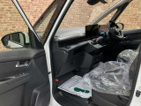■POINT■写真で見るよりも現車を 現車をみると写真で見ていたイメージとは少し違う部分もございます。また写真ではわからなかった車の魅力にも気づくことができるので、ぜひご来店ください!