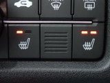 運転席と助手席には、【シートヒーター】が装備されています。温度調整も切り替えができお好みの設定で快適なドライブを楽しめます。腰から下が暖まると、暖房よりも体があったまりますよ。