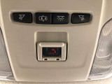 SOSボタンです。自動車の運転中、事故や急病時などの緊急事態が発生したときに、ヘルプネットを通じて外部に救助を手配するためのボタンです。