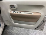 【運転席ドア】収納ポケットがあります。