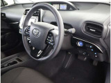 高いホールド性で運転姿勢が安定します。長距離ドライブでも疲れにくいのが魅力です。快適なドライビングライフをお送りください♪