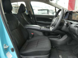 運転席はほどよくホールド感のある形状をしておりますので、運転がしやすいです。