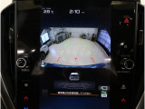 後方映像を11.6インチディスプレイに表示し、ステアリング連動ガイドラインが駐車をサポート。さらに後退時はリヤ4センサーが障害物を検知し、必要に応じてブレーキが作動します。