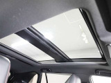 室内に心地いい解放感を与えてくれるムーンルーフです。キャンプで星空を眺められます!