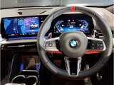 【ハンドル】ドライバーとBMW車の一体感がダイレクトに伝わるステアリングホイール。形状・太さへの拘りに加えて、操作性を高める為にスイッチ類も配置。クイックかつ安定のドライビングを体感下さい!