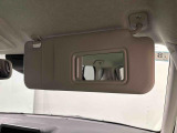 運転席、助手席共にサンバイザー&バニティミラー、運転席側にはチケットフォルダーも付いてます。