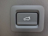 スイッチひとつでリアゲートの開閉が可能なパワーリフトゲートを装備!荷物で手が塞がっている時や小柄な方でも力を使わずスムーズに開閉できます。日常のお買い物から旅行まで利便性を高める快適な装備です。