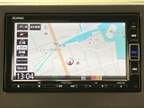 高画質ディスプレイを搭載したナビゲーションシステムです。地図情報も鮮明で、安全運転をサポートします。目的地設定もスムーズに行えます。