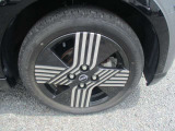 メーカーオプションのアルミホイール。タイヤサイズは155/65R14です。