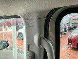 カーテンエアバッグが付いています!側面衝突時や車両転倒時に頭部を保護します。全席をカバーするため、全乗員の安全性を向上。安心してお出かけいただける安全設計です。