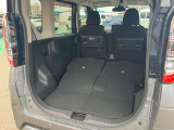 セカンドシートを折りたたむと長い荷物も収納できます。