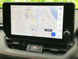 鮮明な地図表示で、スムーズなルート案内を実現。運転中の情報収集も快適です。