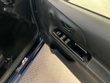 運転席側のフロントドアに全ドアのパワーウィンドウ開閉スイッチとウィンドウロックスイッチとドアロックスイッチが付いてます。