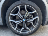 BMWならではの卓越した走りを支えるホイールと足回りです!日本車の走りに慣れている方にもぜひ体感して頂きたいほど、高いレベルでまとまっています!純正19インチアルミホイール。