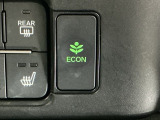 ECONスイッチ操作でエンジンやミッション、エアコンなどを総合的に制御、燃費をよくするようクルマが頑張ります。