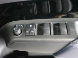 運転席のパワーウインドスイッチで全席窓の開閉・ロック操作ができます。