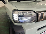 白く明るい光で夜間走行をサポートするLEDヘッドランプを搭載