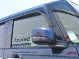 【LEDドアミラーウインカー】ドアミラーにウィンカーが付いているので、周りの車がウインカーやハザードに気付きやすくなります。右左折時や車線変更時の事故を防ぎ、安全に走行できます。