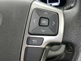 ステアリングスイッチ付き。前方から目を離すことなく操作することが可能です。